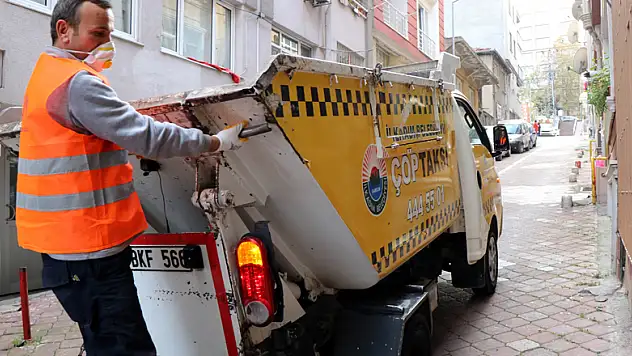 Bu taksi insan değil 'çöp' taşıyor