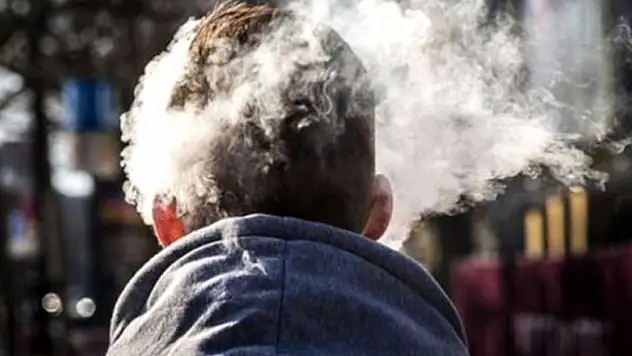 Sigarada düz ve standart paket uygulaması başlıyor