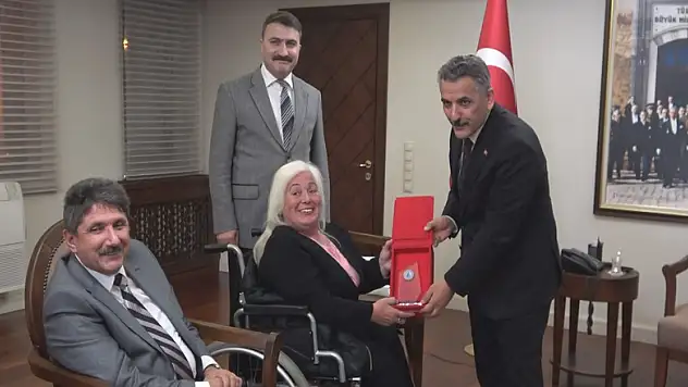 Vali Kaymak'a 'insan hakları' plaketi