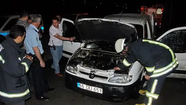 Park halindeki kamyonette yangın çıktı