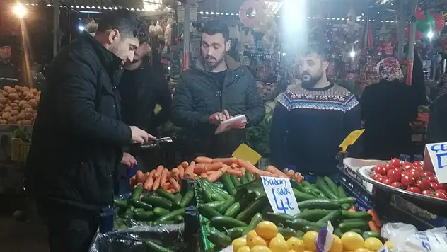 Pazar tezgahından meyve çalındı