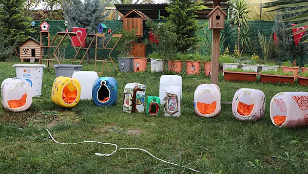 Üniversite öğrencilerinden atık malzemelerden sokak hayvanlarına yuva