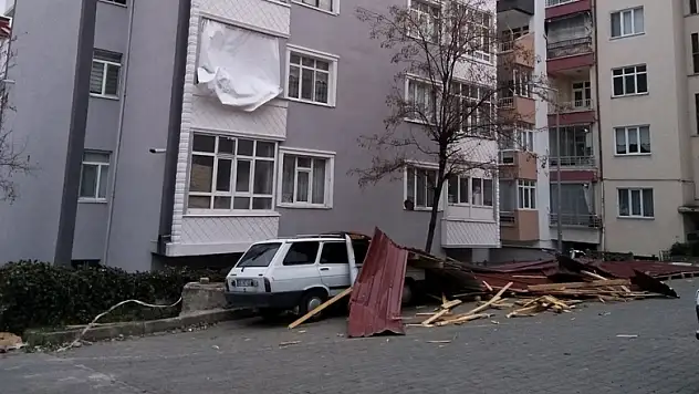 Rüzgar çatı uçurdu