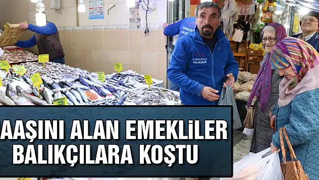 Maaşını alan emekliler balıkçılara koştu