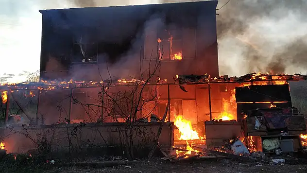 Samsun'da alev alev ev yangını