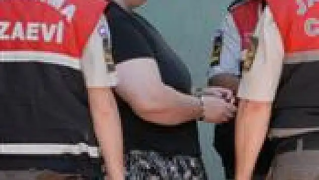 Evde doğurduğu bebeğini çöpe attı