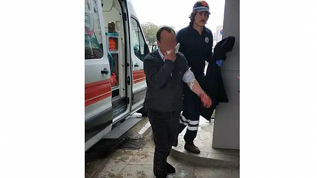 Amcasını bıçakladı