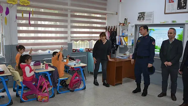 Minikler komutanı asker selamı ile karşıladı