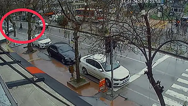 Minibüsün yaşlı kadına çarparak ölümüne sebep olan kaza güvenlik kamerasında