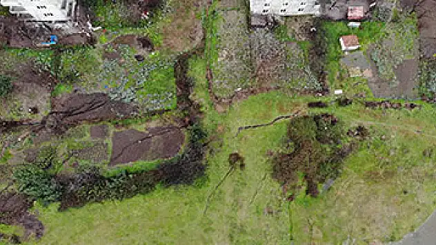 Mahallede endişe oluşturan çökme ve yarıklar