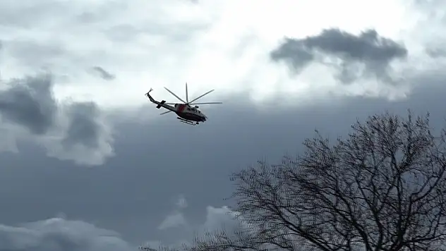 Kızını kurtarmak için ırmağa atlayan baba, helikopter destekli aranıyor