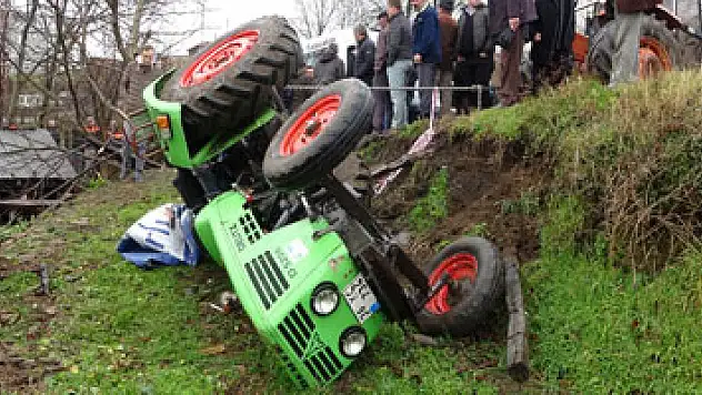 Devrilen traktörün altında can verdi