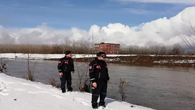 Kızının peşinden ırmağa atlayınca kaybolan babayı arama çalışması devam ediyor