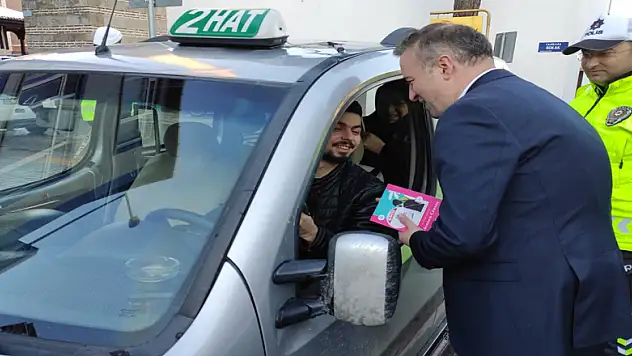 Trafik kontrolünde kitap hediye edildi