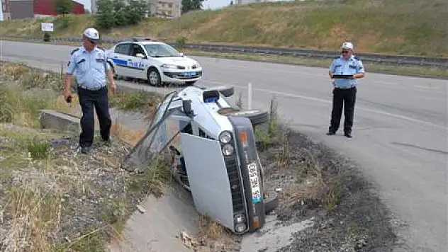 Otomobil su kanalına devrildi