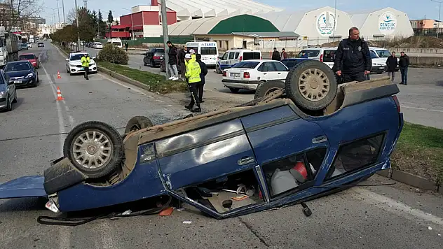 Sürücü parçalanan araçtan sağ kurtuldu