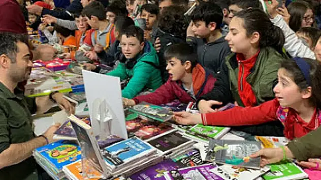 Genç Yazar Faruk Yıldız'a imza gününde büyük ilgi