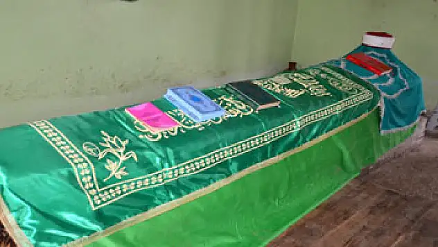 Defineciler türbeye dadandı