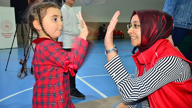 Yetim ve öksüz çocuklar sevindirildi