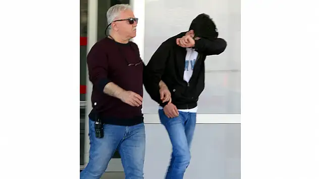 Alışveriş merkezinden giyim eşyası çalan çocuk yakalandı