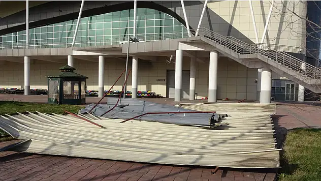 Samsun'da şiddetli rüzgar kapalı spor salonunun çatısını uçurdu