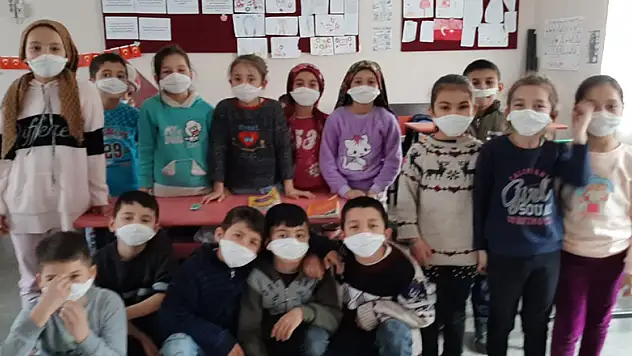 Öğrenciler korona virüsüne karşı kendi maskelerini yaptı