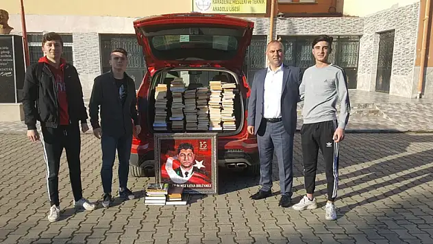 Kitap bağışlayarak meslektaşlarına meydan okudu