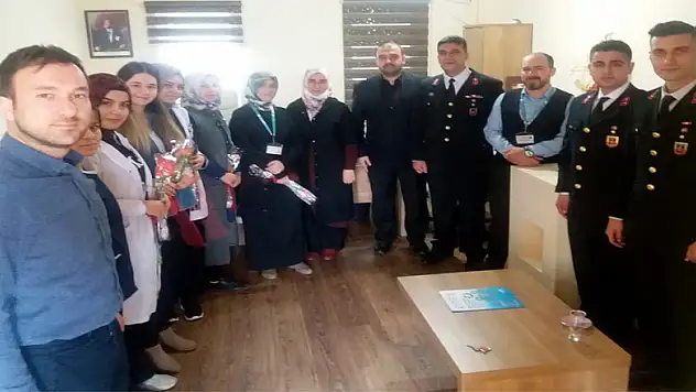 Samsunda Jandarma Tıp Bayramında Karanfil Dağıttı