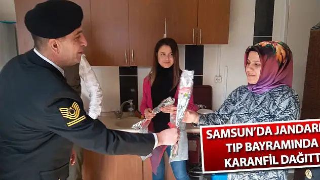 Samsun'da jandarma Tıp bayramında karanfil dağıttı