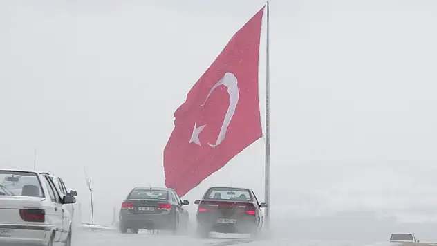 Kar ve 2 bin metrekarelik dev Türk bayrağı güzelliği