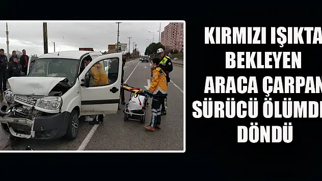 Kırmızı ışıkta bekleyen araca çarpan sürücü ölümden döndü