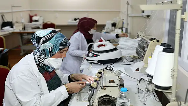 Eğitmenlerden gönüllü maske üretimi