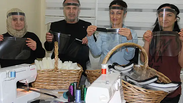 Hastanede şırınga tutan eller nöbet sonrası koruyucu siperlik dikiyor