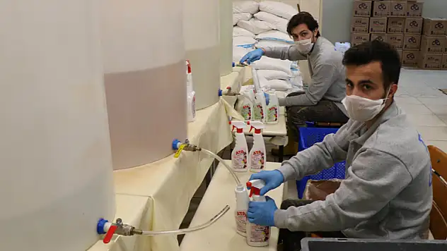 Fabrika gibi okul Türkiye'ye dezenfektan üretiyor