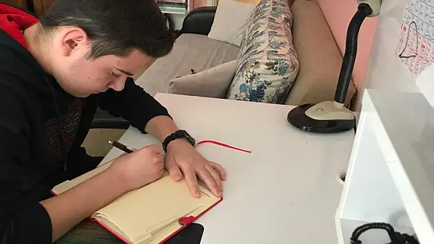 Samsun'da lise öğrencisinden Fahrettin Koca'ya şiir