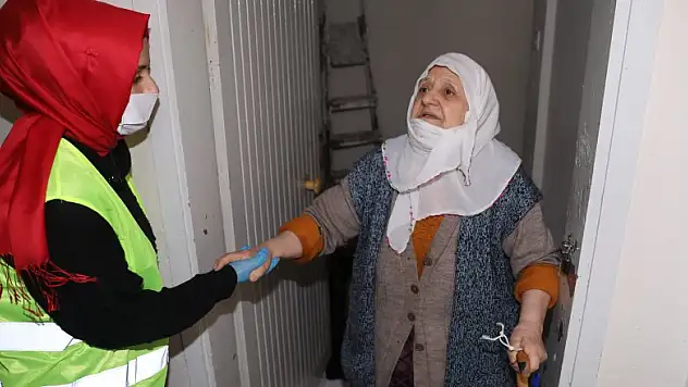 72 yaşındaki Havva teyzeden ekipleri duygulandıran 'dua' 