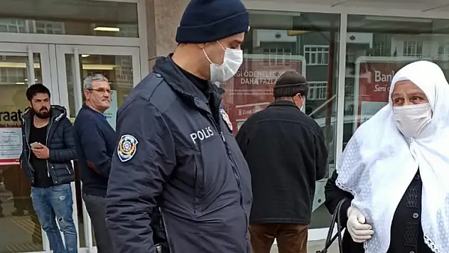 Yaşlı kadının yardımına polisler koştu