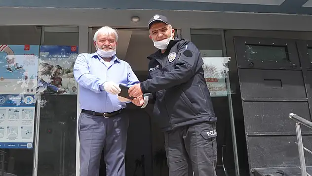 Yolda bulduğu içi para dolu cüzdanı polise teslim etti