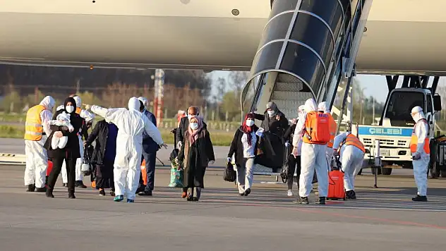 Almayan'dan 196 Türk vatandaşı uçakla Samsun'a getirildi  