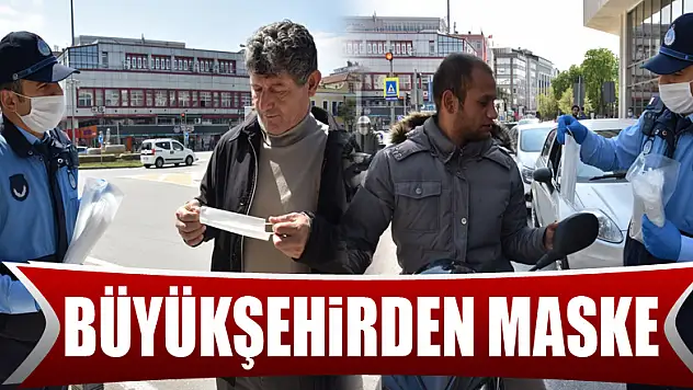 Büyükşehir vatandaşa maske dağıttı