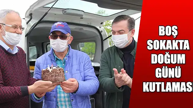 Boş sokakta doğum günü kutlaması 