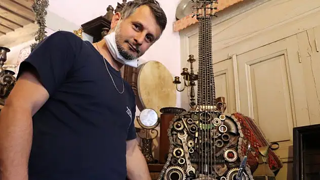 Atık demirlerden gitar yaptı  