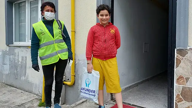 Evden çıkamayan 13. yaşındaki Doğanay'a doğum günü pastası