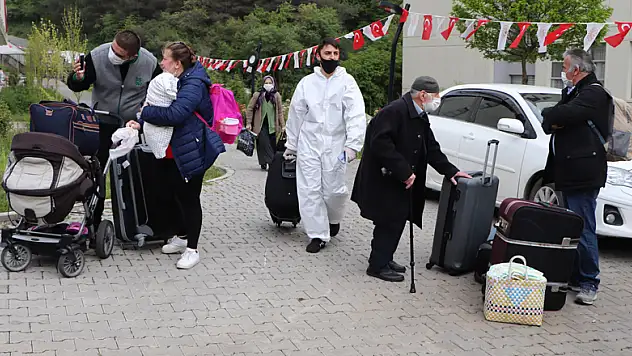 Karantina altına kalan 358 Türk vatandaşı alkışlarla uğurlandı
