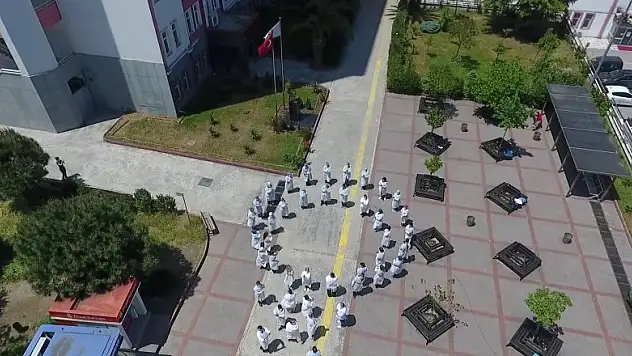 Bedenleriyle Türk bayrağı oluşturdular 