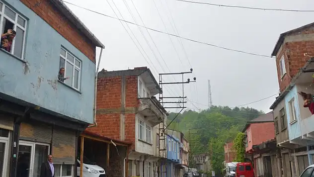 Bayramı balkondan balkona kutladılar  