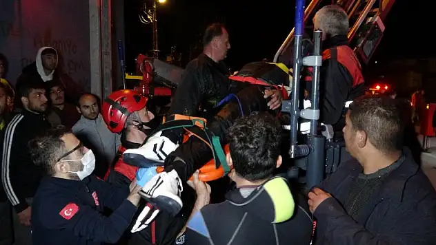 Korkuluklara tekme atan genç dereye düşerek hastanelik oldu 