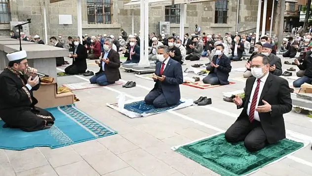  Başkan Demir: 'Camilerin ve cemaat olmanın kıymetini bilmemiz gerekiyor'