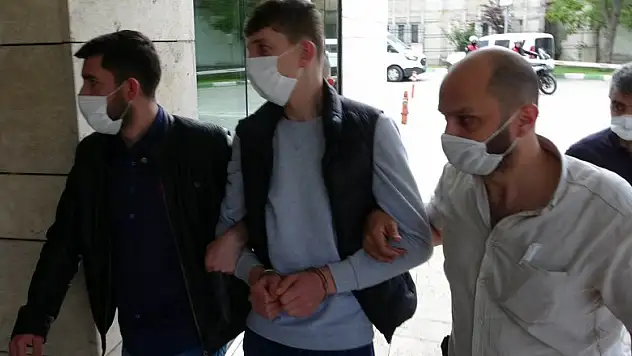 Gece vakti evinin önüne gelen genci öldüren zanlı adliyede 