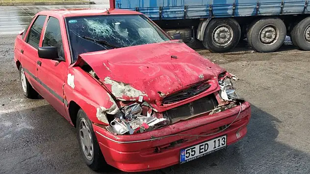Samsun'da otomobil tıra çarptı: 1 yaralı 